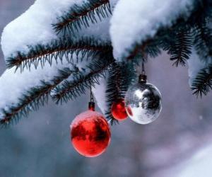 Puzzle Τρεις μπάλες Χριστούγεννα κρέμεται από το δέντρ